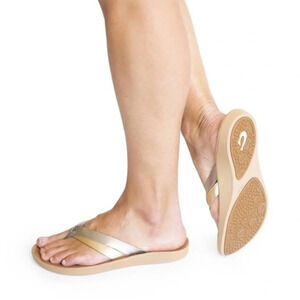 Womens Olukai Kaekae Silver/Golden Sand sz 7